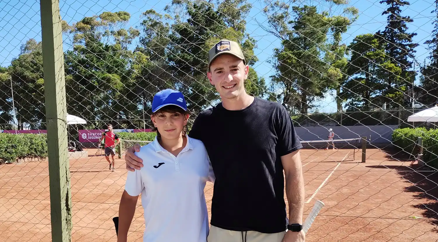 Junto a su entrenador. Gonzalo Ruiz y Lucas Miraglia