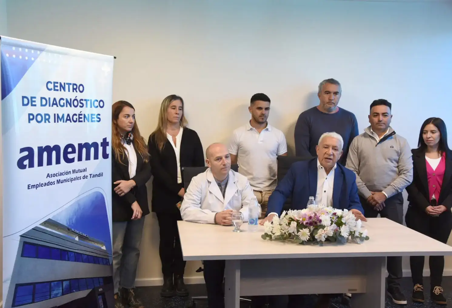 El director médico Martín Cecchetto y el presidente de Amemt, Raúl Escudero, secundados por integrantes de la comisión directiva de la mutual.