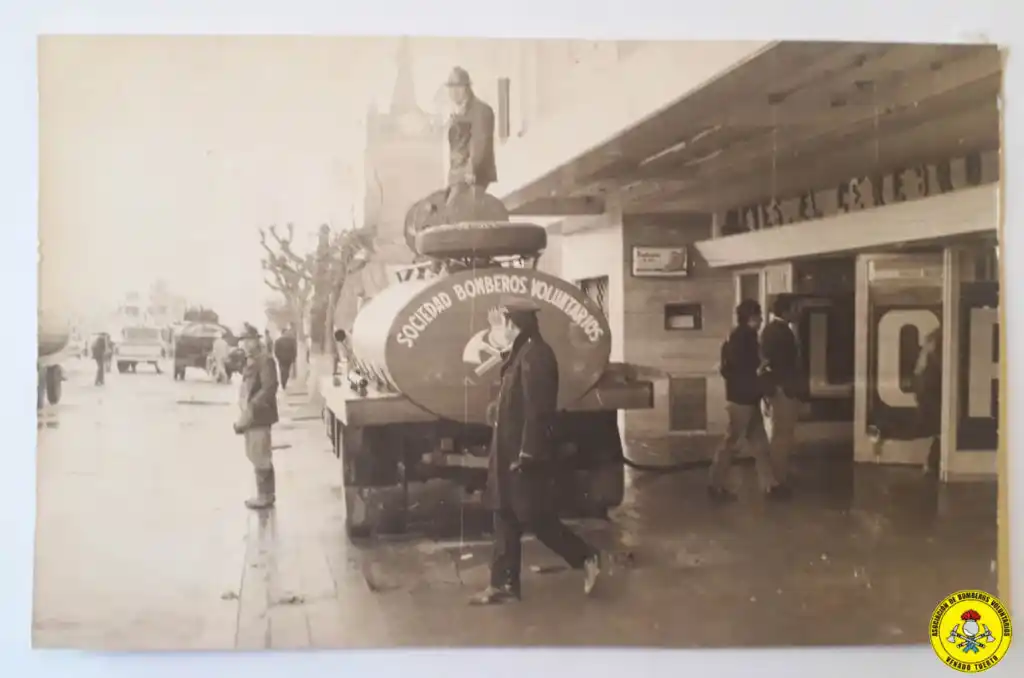 Bomberos trabajando aquella madrugada del 25 de junio.
