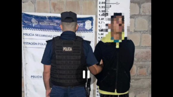 Robó en una rotisería, escapó con el dinero y fue detenido en la vía pública