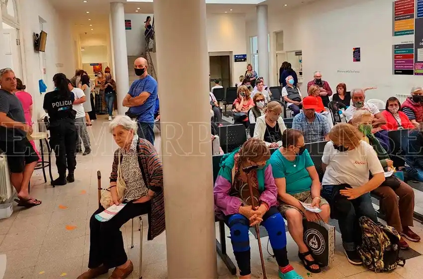 Casos Covid: "La relajación llegó a su fin y es necesario completar los esquemas de vacunación"