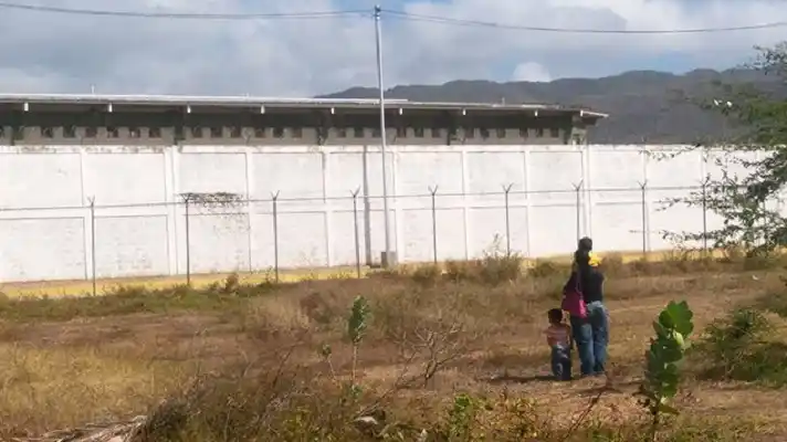 DEBÍA US$ 50 A LOS PRANES: asesinan a golpes a un recluso en la cárcel de  Nueva Esparta