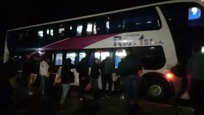 Gritos y susto en un colectivo: evacuaron a pasajeros en la Ruta 12