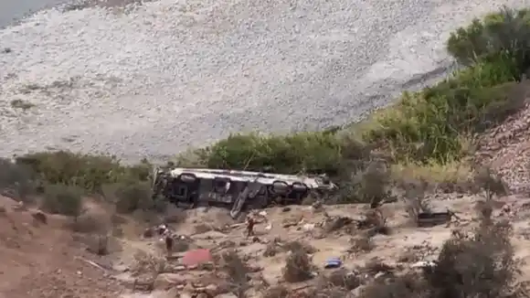 37 muertos tras la caída de un colectivo por un barranco en Perú