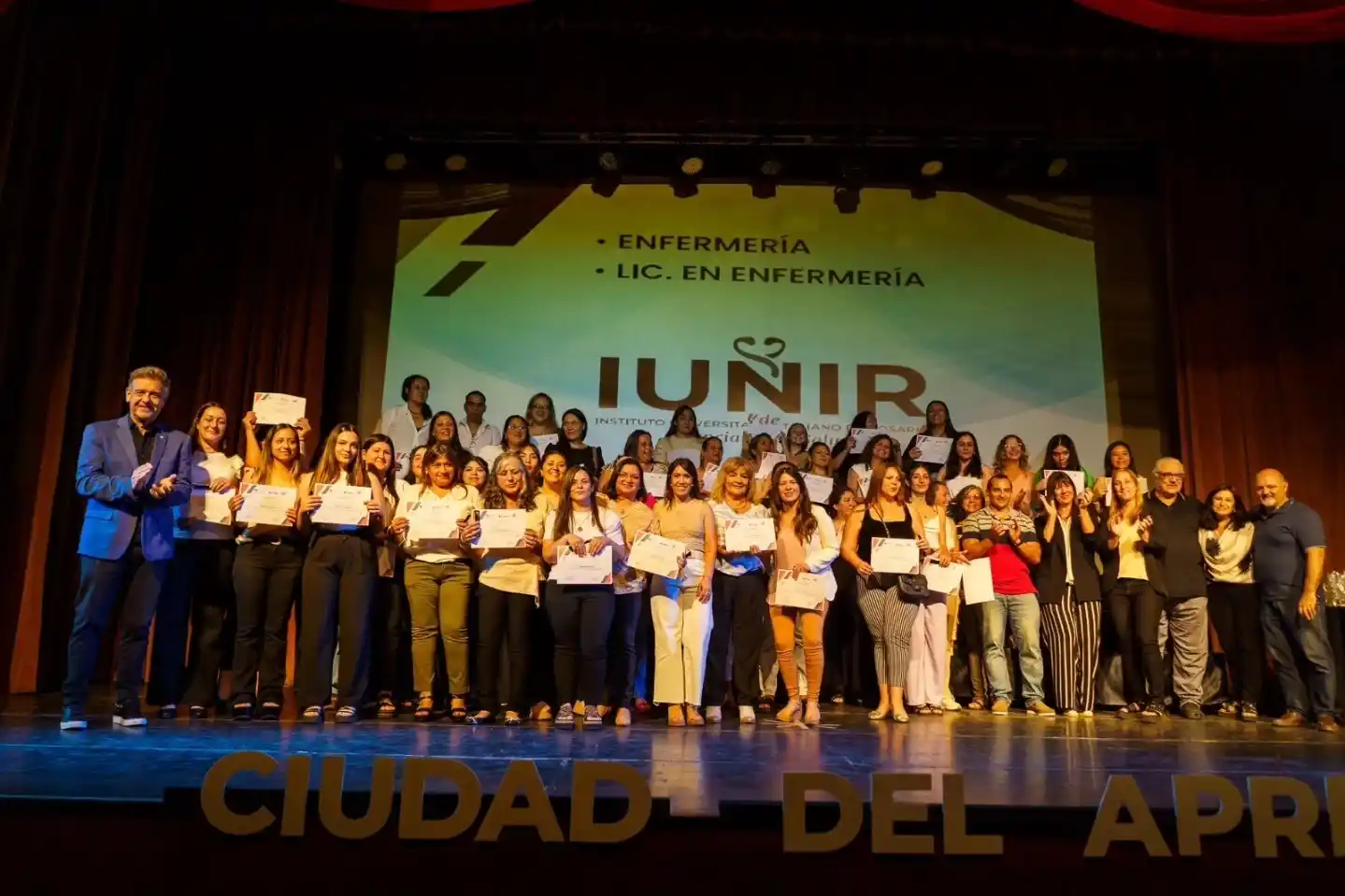 Graduados en la carrera de enfermería.