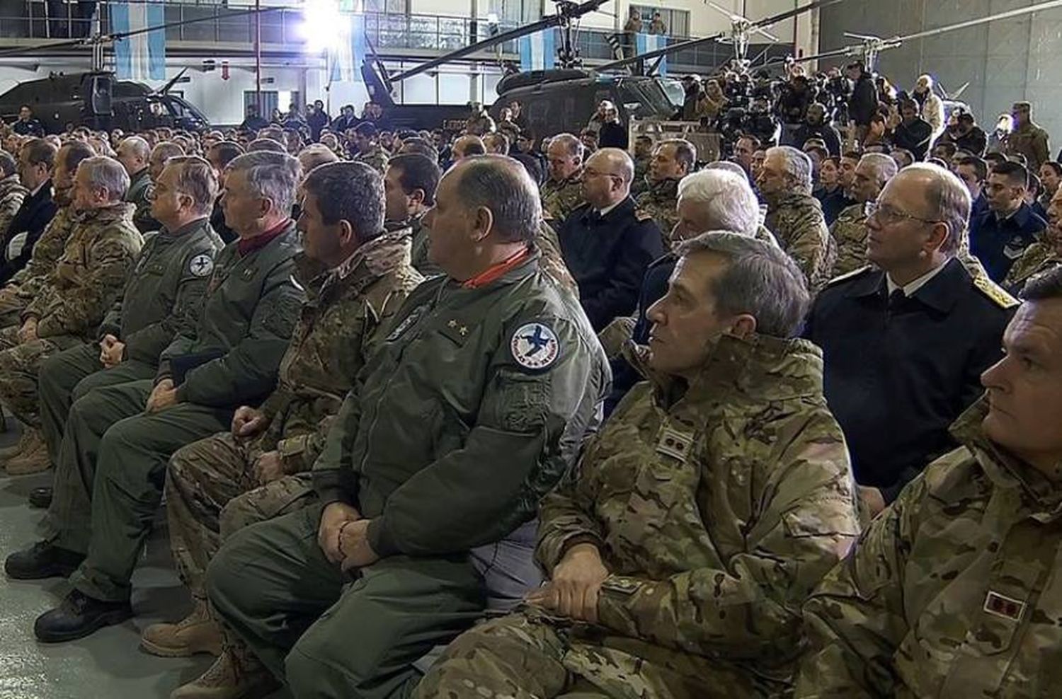 La oposición pide debatir los cambios en las Fuerzas Armadas