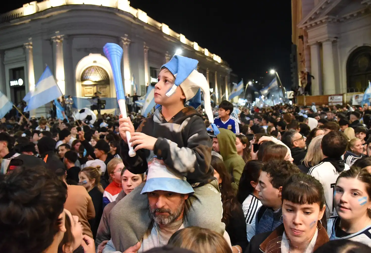 El centro se llenó a los pocos minutos de consumado el triunfo ante Inglaterra.