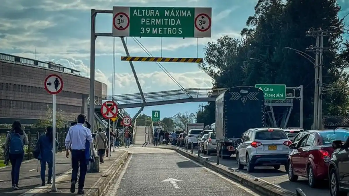 PARO CAMIONERO en COLOMBIA afecta las principales vías: la protesta por alza del combustible pica y se extiende