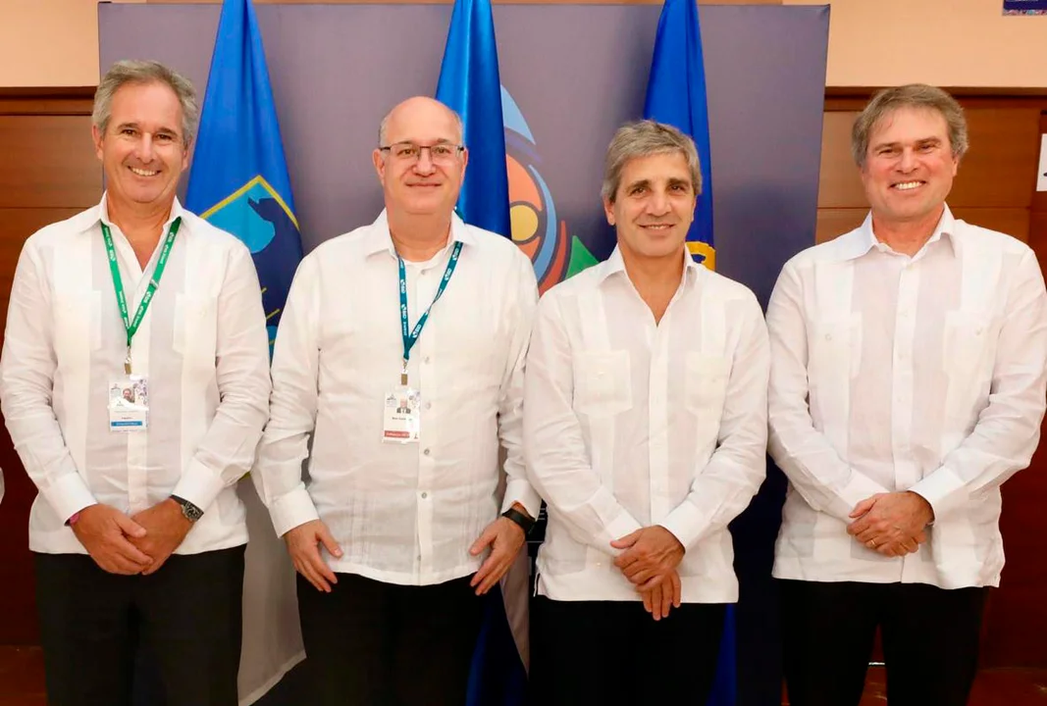 El presidente del BID, Ilan Goldfajn, junto al ministro de Economía, Luis Caputo