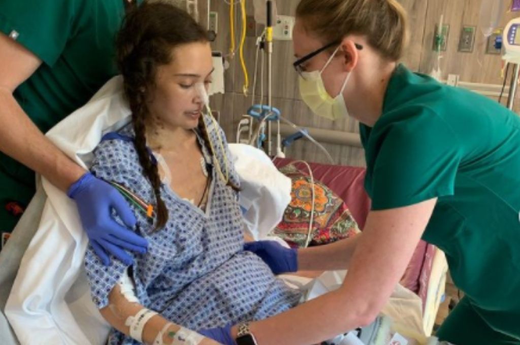 La modelo Claire Bridges pierde ambas piernas por complicaciones del Covid