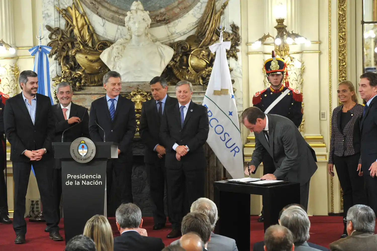 Bordet suscribió el Acuerdo Federal de Energía