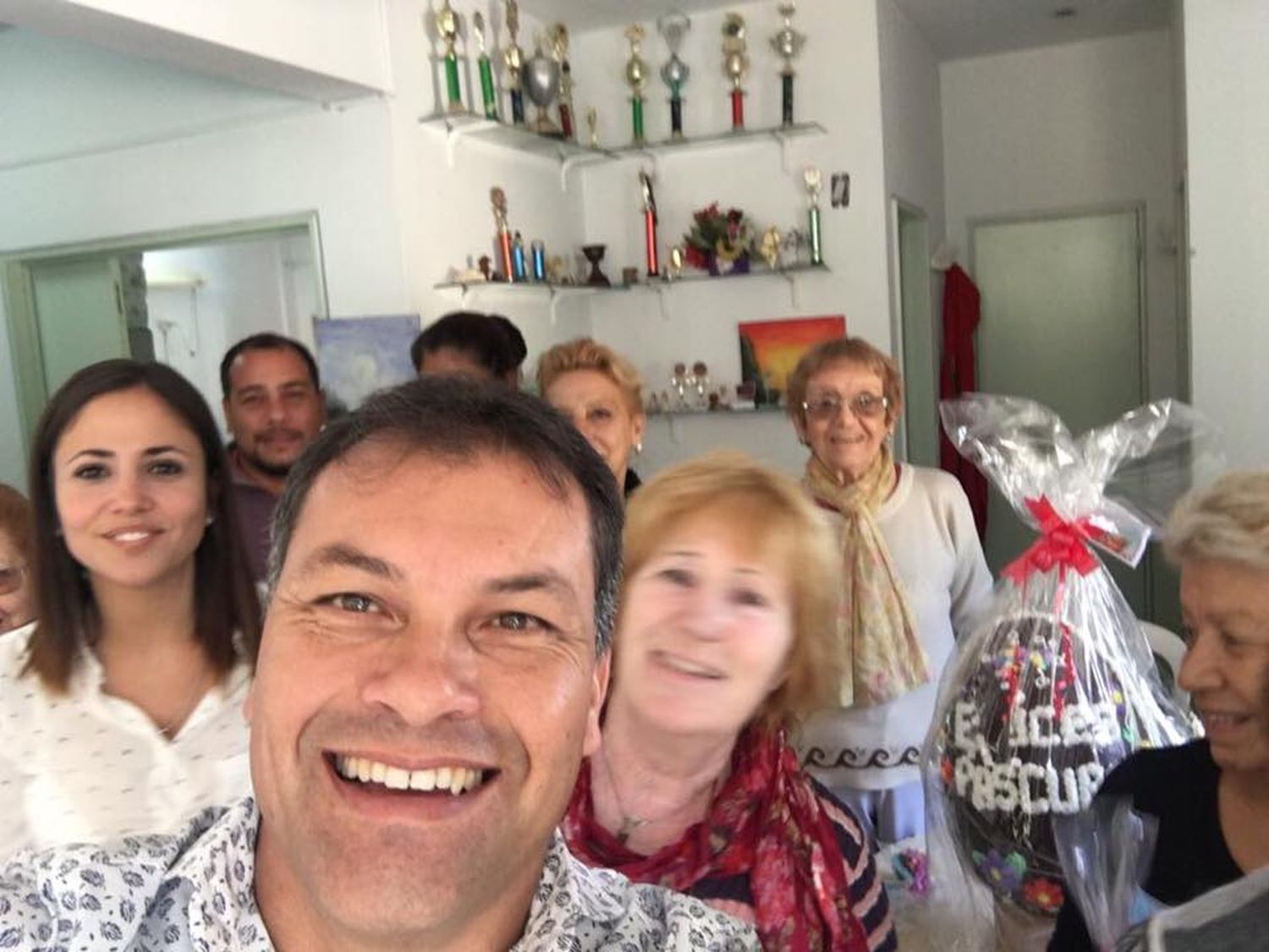 Polémica en Moreno por huevos de pascua que repartió el intendente