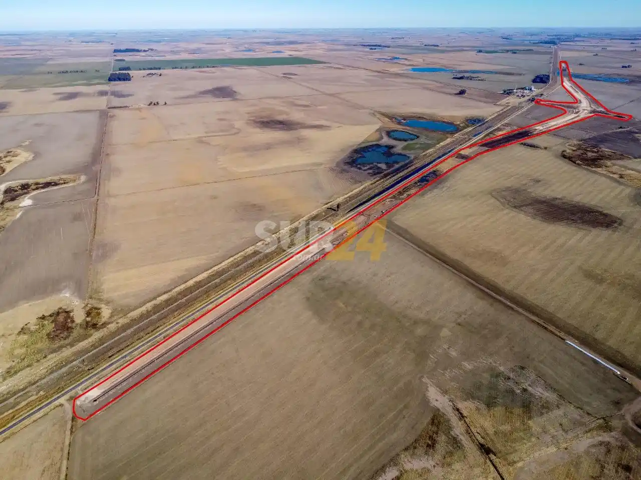 Autopista 33: muchos anuncios, poco asfalto