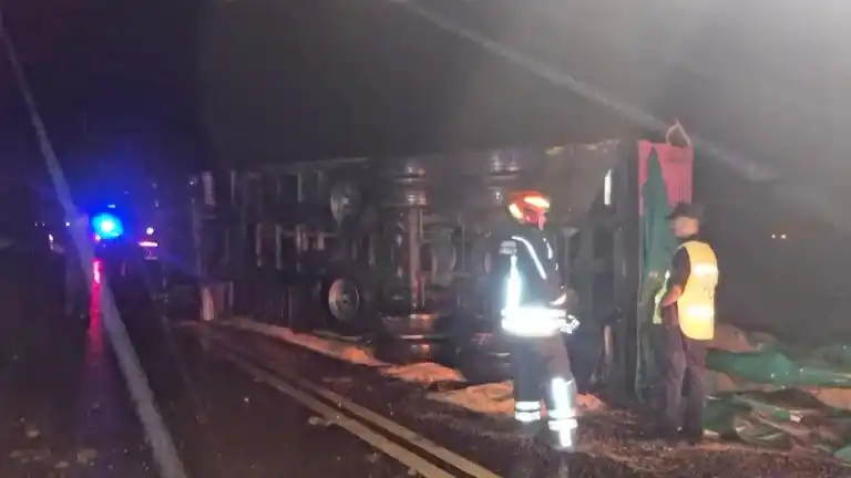 Siniestro vial: en plena tormenta, volcó un camión sobre la Ruta 12