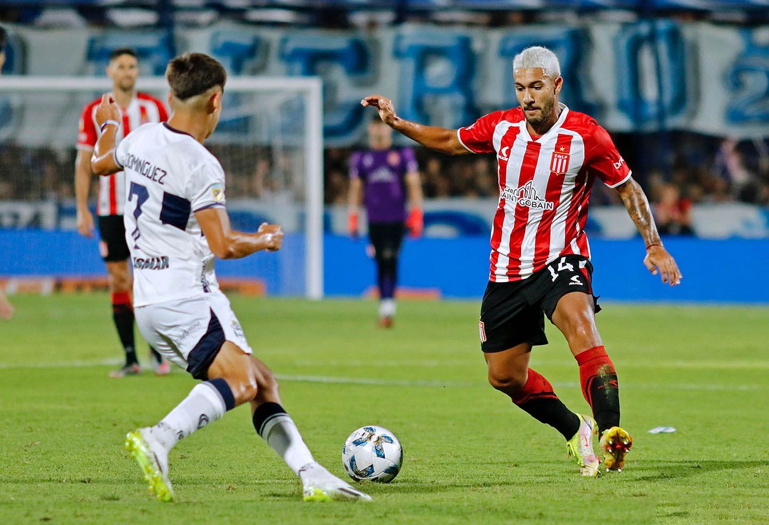 Dominguez y Mancuso, con la pelota como objetivo.