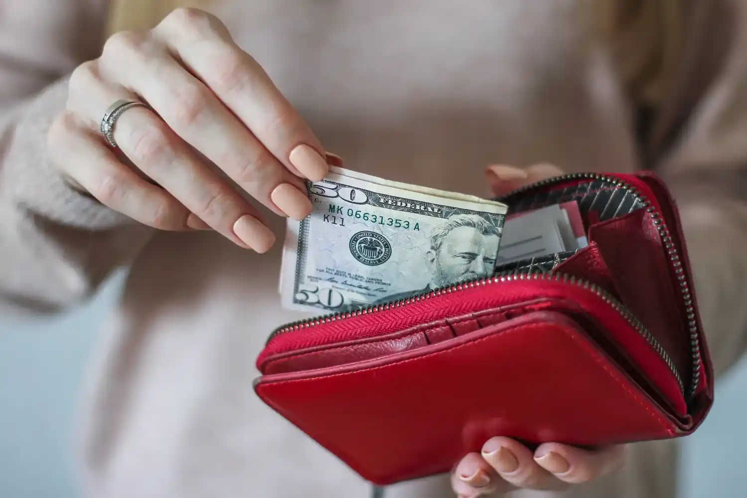 Poderoso RITUAL DE LA CARTERA ROJA de Feng Shui para atraer la prosperidad (+Video)