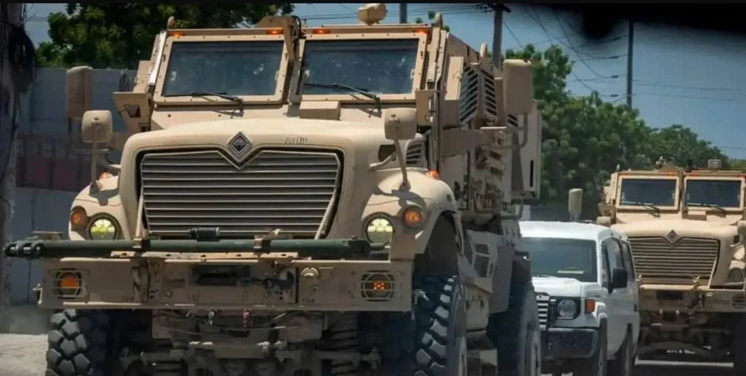 Vehículos del contingente keniata de la ONU patrullan las calles de Puerto Príncipe, capital haitiana, para luchar contra la violencia de las pandillas locales. José Iglesias/DW