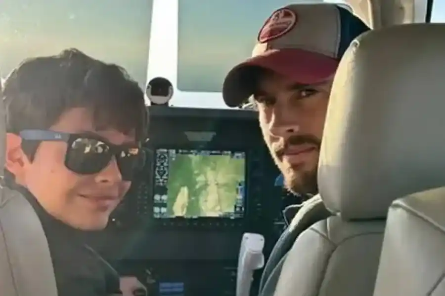 Dejó que su hijo de 12 años piloteara una avioneta y murieron en un accidente