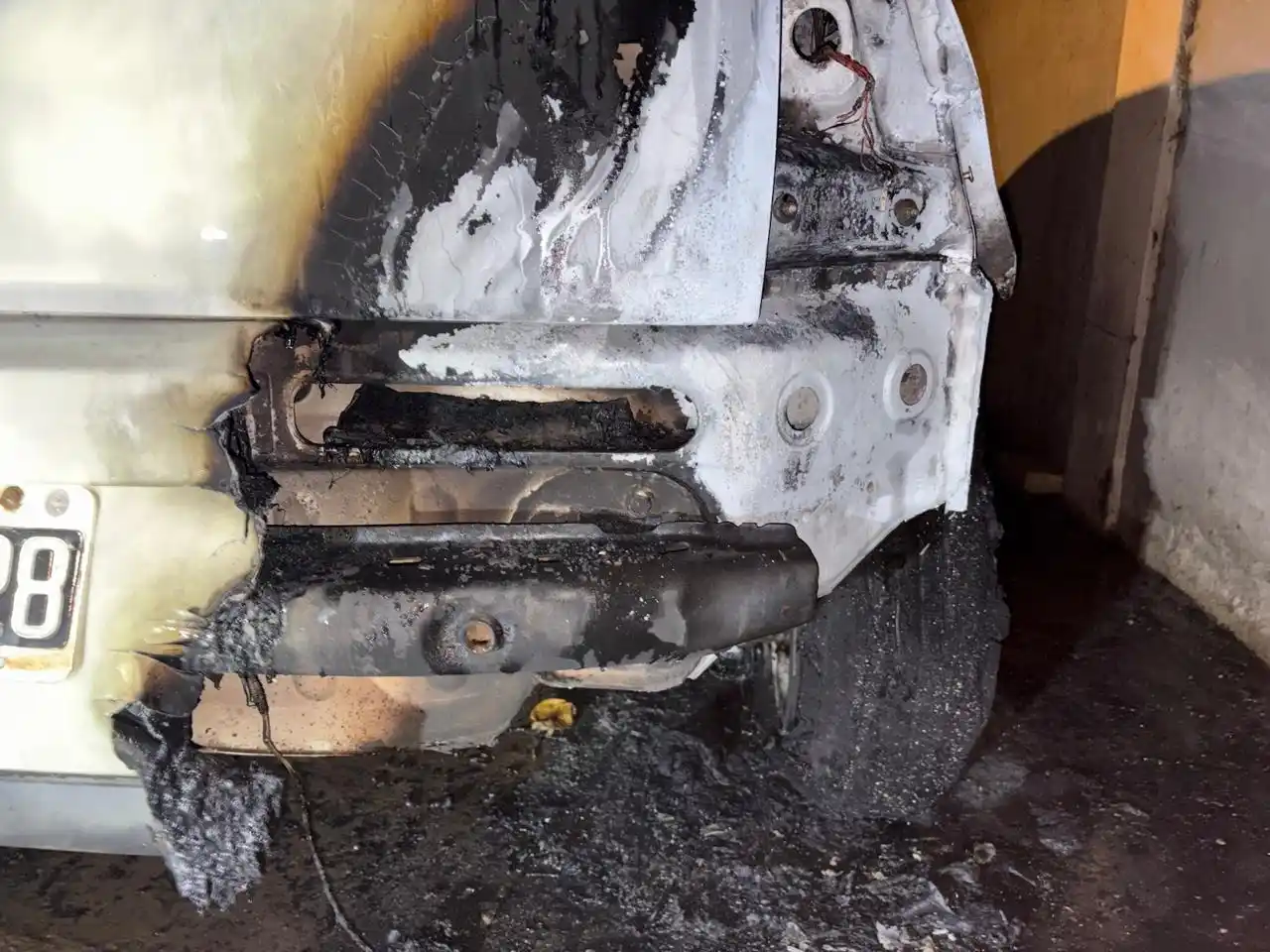 Sector del automóvil más dañado por las llamas. Foto: BVVT