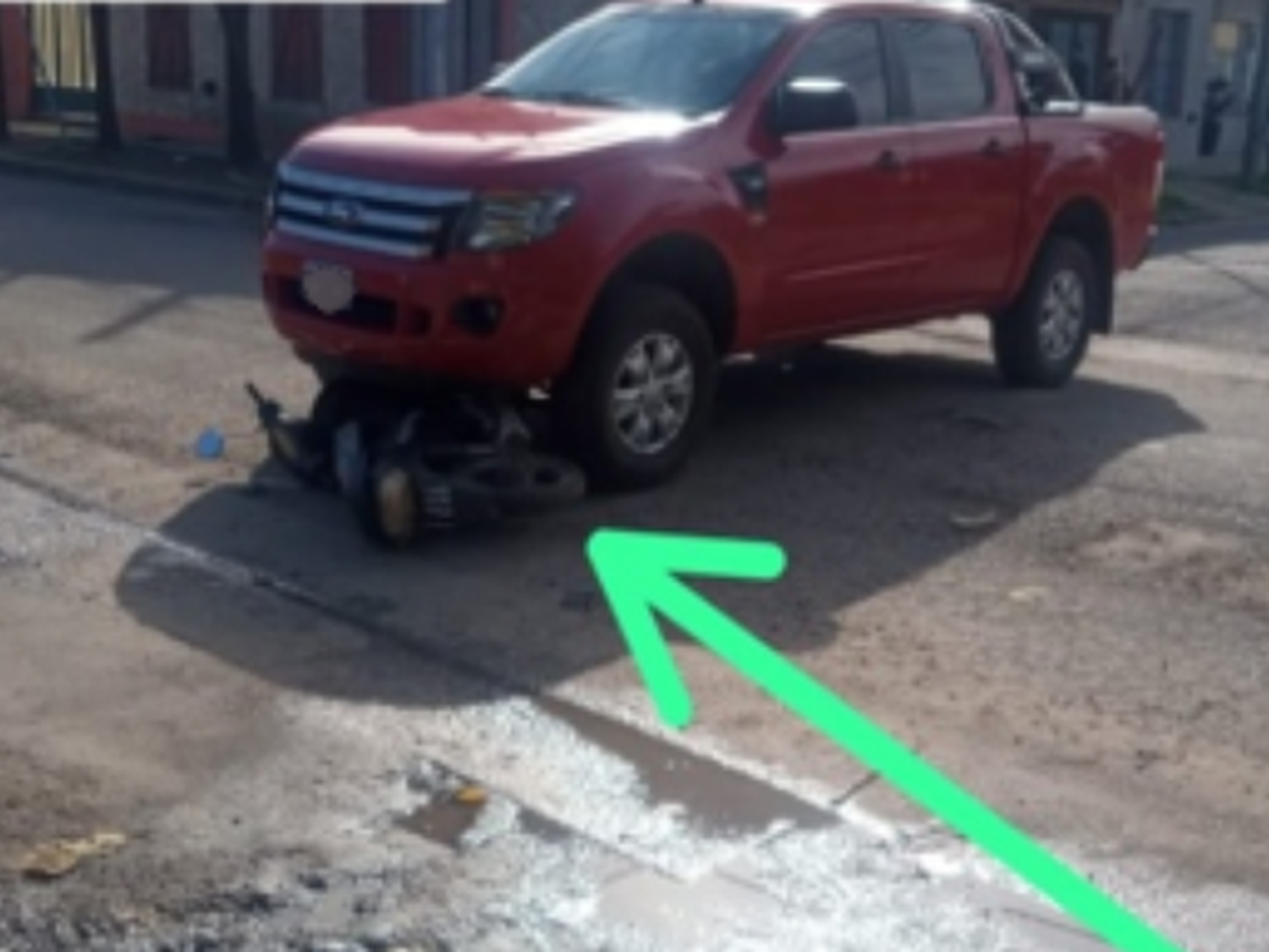 La mujer mayor de edad fue trasladada por la ambulancia.