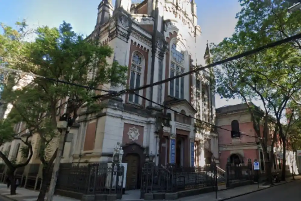 Una mujer insultó a fieles y agredió a un cura durante una misa en una parroquia del centro - Image 2