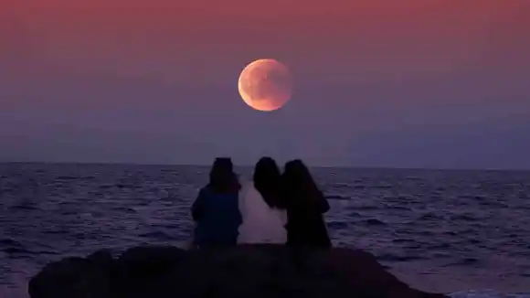 TRES FENÓMENOS EN DOS DÍAS: la luna de flores llega brillante, se convierte en superluna y luego un eclipse total la viste de rojo