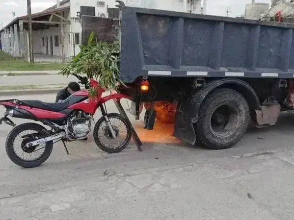 Un motociclista falleció tras colisionar 
contra un camión recolector de residuos