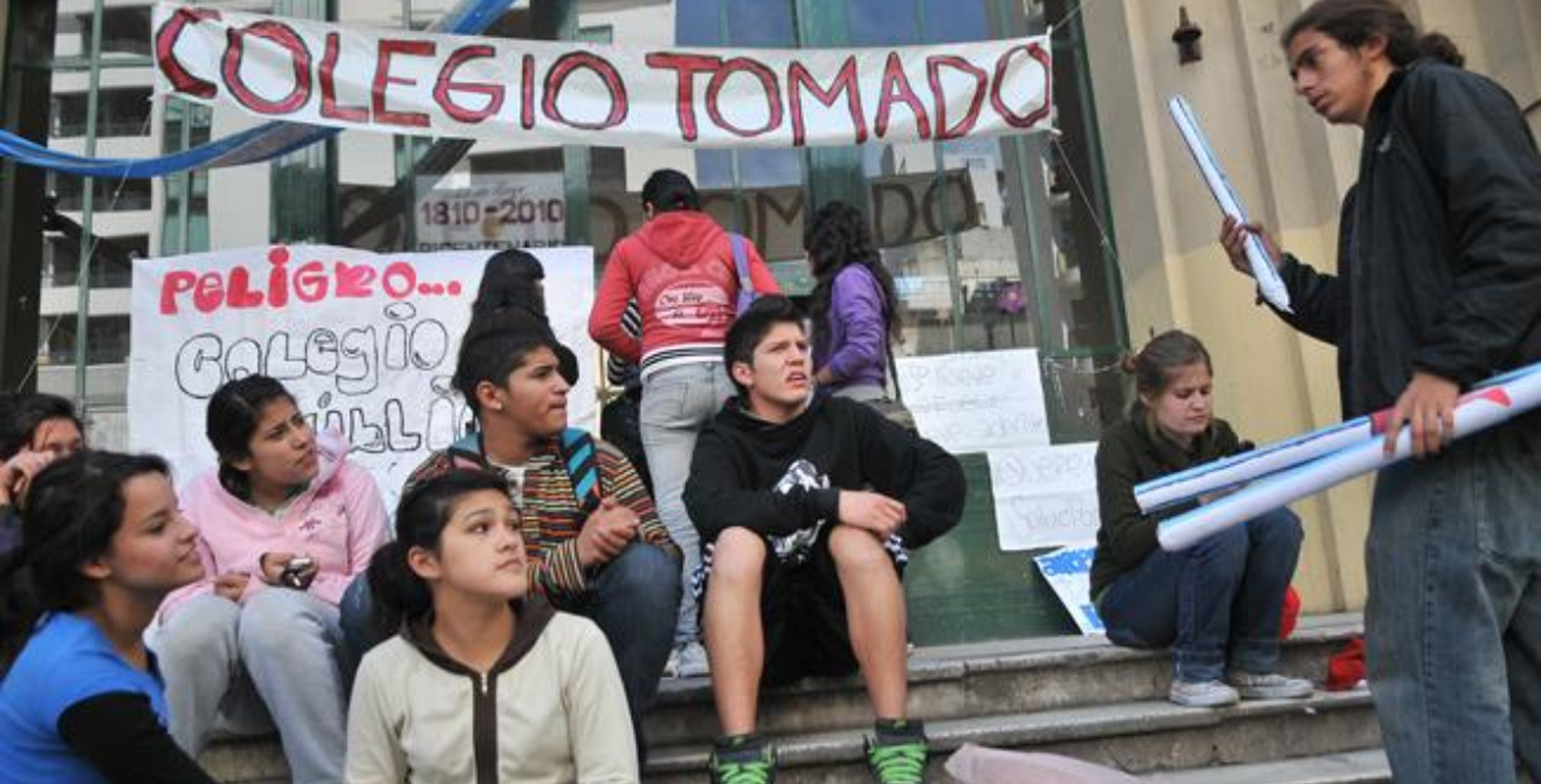 Toma de colegios: estudiantes pasaron la noche y cerraron las puertas con candados