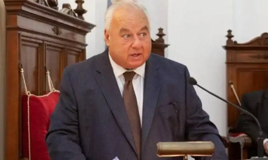 Gutiérrez fue sorprendido por el ladrón mientras estaba sentado en una heladería de Bv.