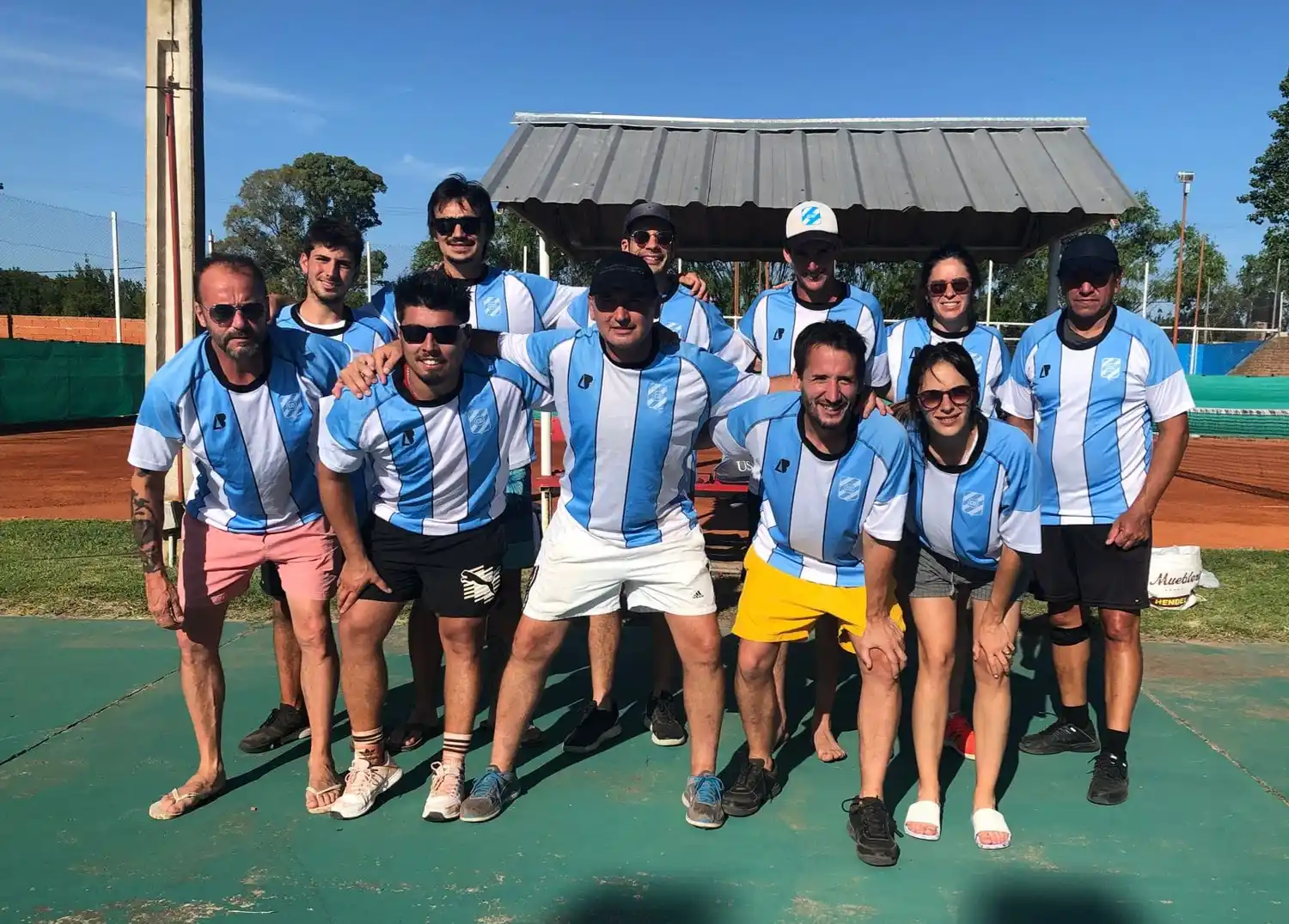 El equipo de tenis del Club Deportivo Chascomús se prepara para el Interclubes