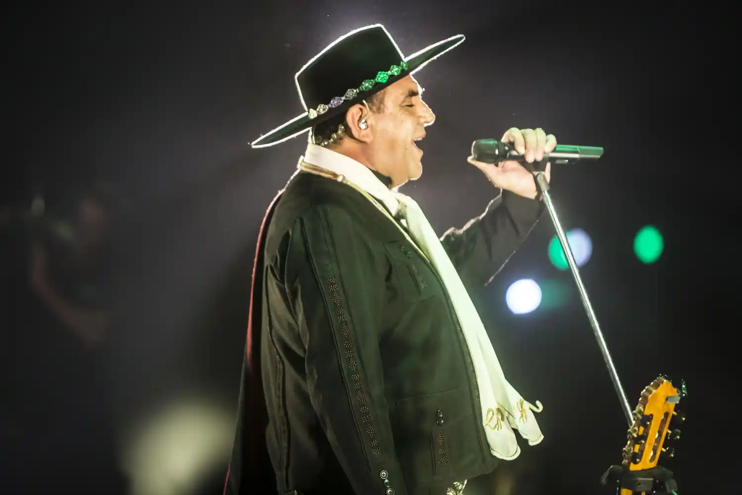 Chaqueño Palavecino festeja 33 años de carrera con gran show en Bahía Blanca