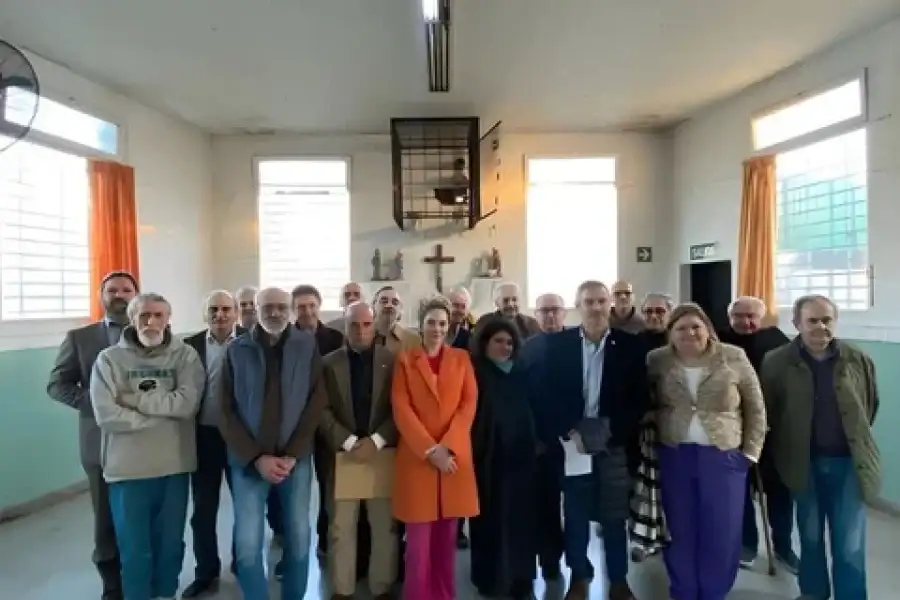 La verguenza: Legisladores de la democracia visitan a represores