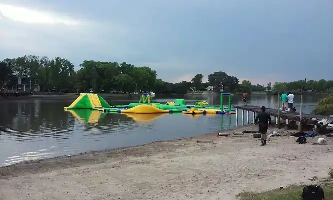 Habilitarían un parque acuático inflable en la playa del puente