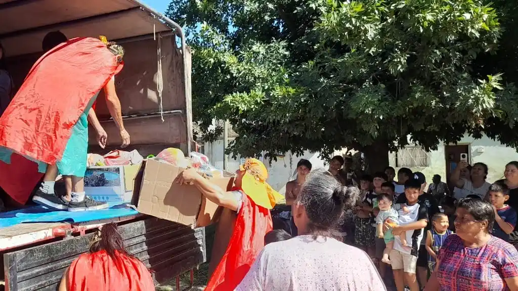 Decenas de gurises de la ciudad recibieron juguetes en el Día de Reyes Magos.