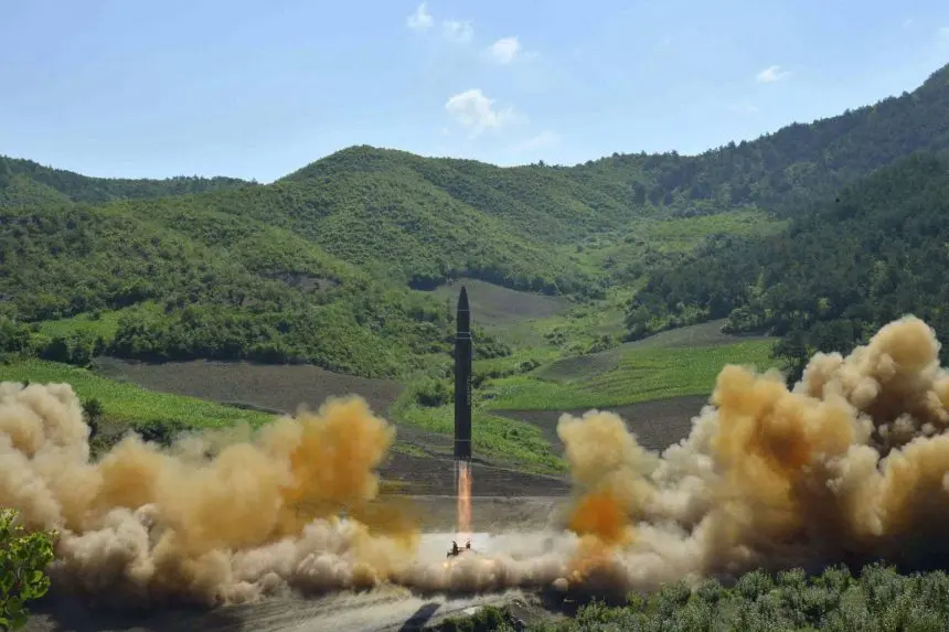 Corea del Norte desafía a Trump con el disparo de un nuevo misil balístico