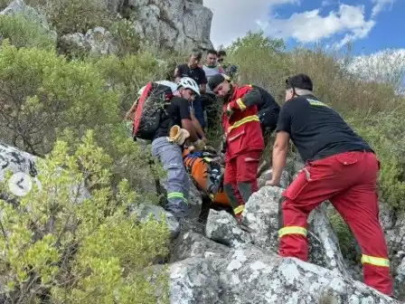 Rescataron a un ciclista que cayó en un barranco en el cerro de La Cascada