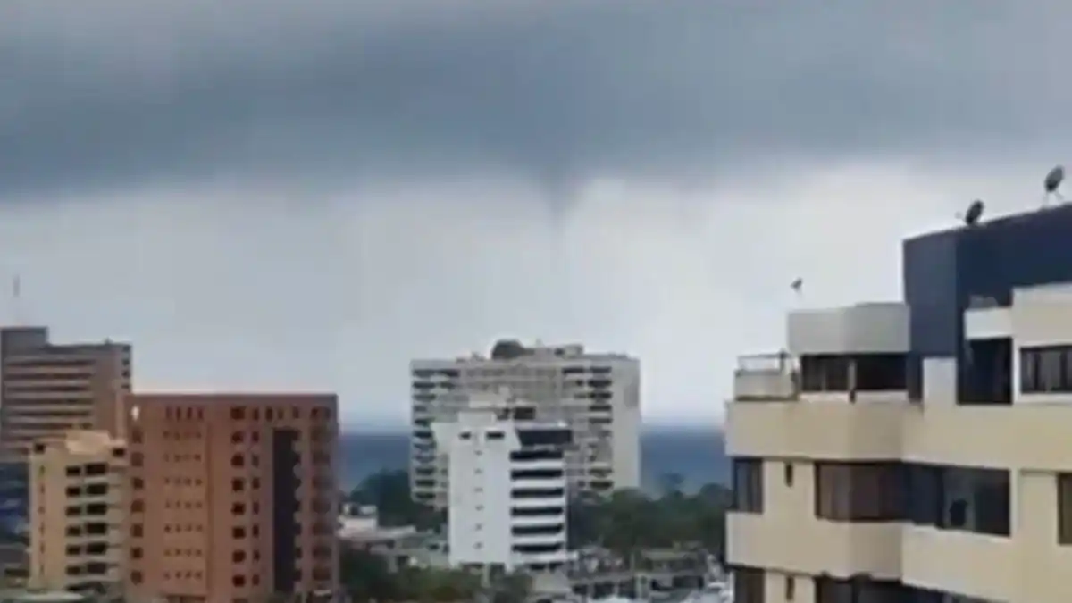 ¡IMPRESIONANTE! Tromba marina sorprendió a habitantes de Vargas