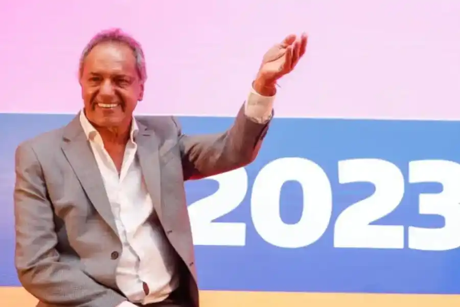 Scioli dijo que no bajará su candidatura ni aunque le exijan "tener dos brazos"