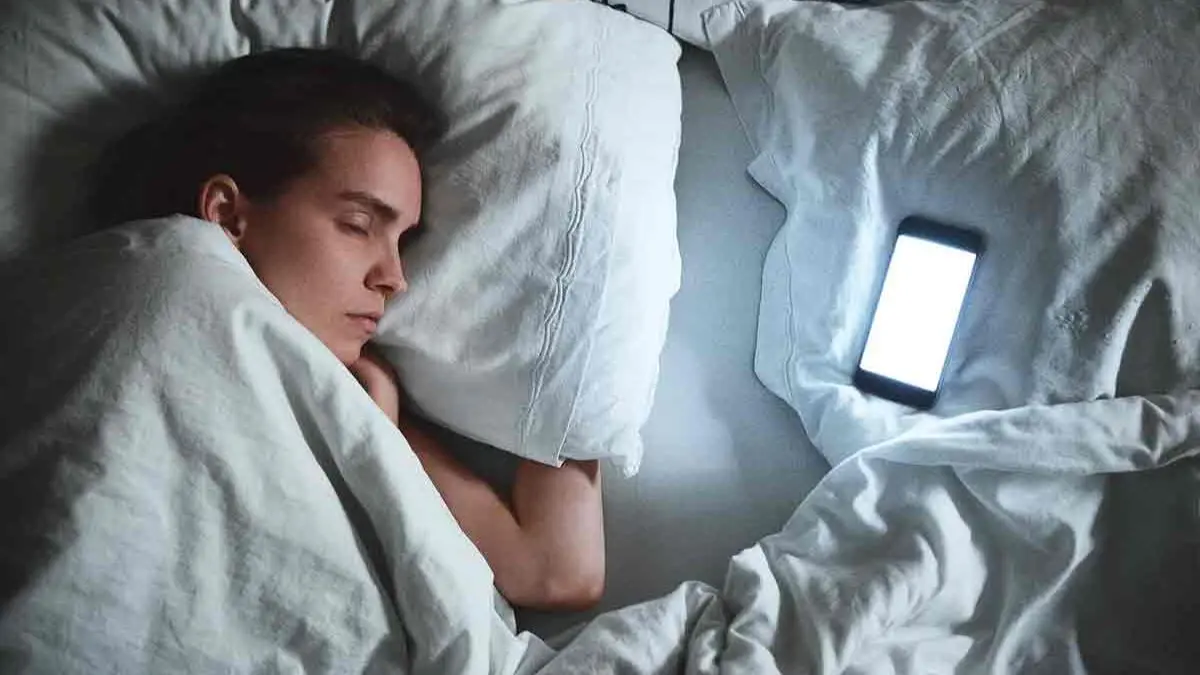 ¿Sabías que dormir con el teléfono cerca es dañino para la salud?