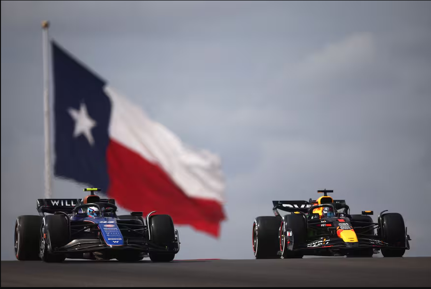 Colapinto transita a la par de Max Verstappen en una curva del Circuito de las Américas