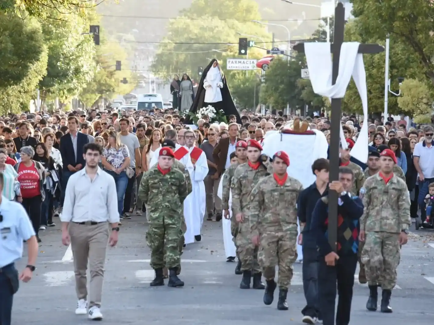 Como sucede todos los años, una multitud renovó su fe en la Procesión del Santo Entierro.