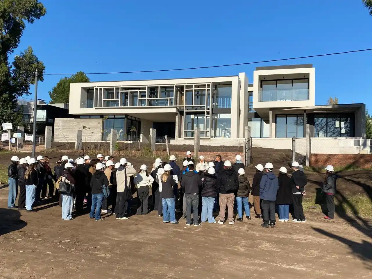 Recorrida. Construcción en la ribera del río Quequén