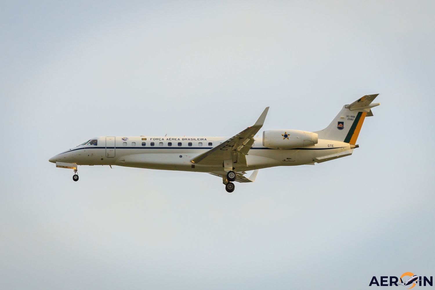 Reabrió la pista del aeropuerto de Porto Alegre con un vuelo de un Embraer de la FAB