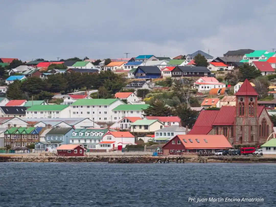Vista aérea de Puerto Argentino /Stanley. (Crédito: Juan Martín Encina Amatriain).