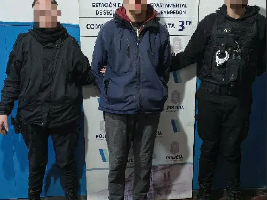 Dos jóvenes fueron detenidos con una moto robada: uno de ellos llevaba un revólver cargado