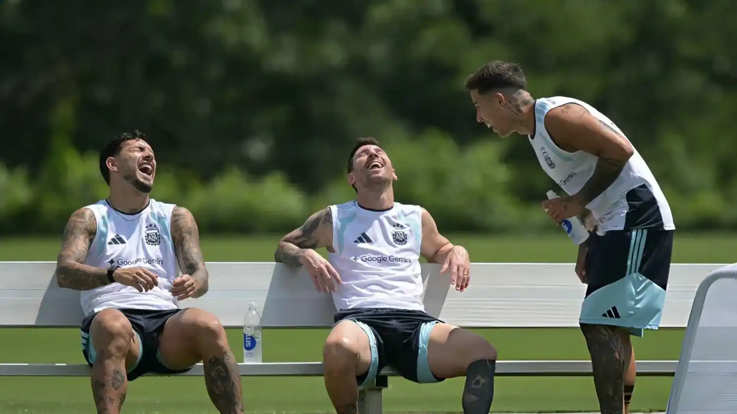 Lionel Messi se ríe junto a Enzo Fernández y Leandro Paredes en un entrenamiento de la Selección Argentina. (Foto: AFA)