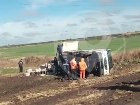 Un camión despistó y terminó volcado en la Ruta 12