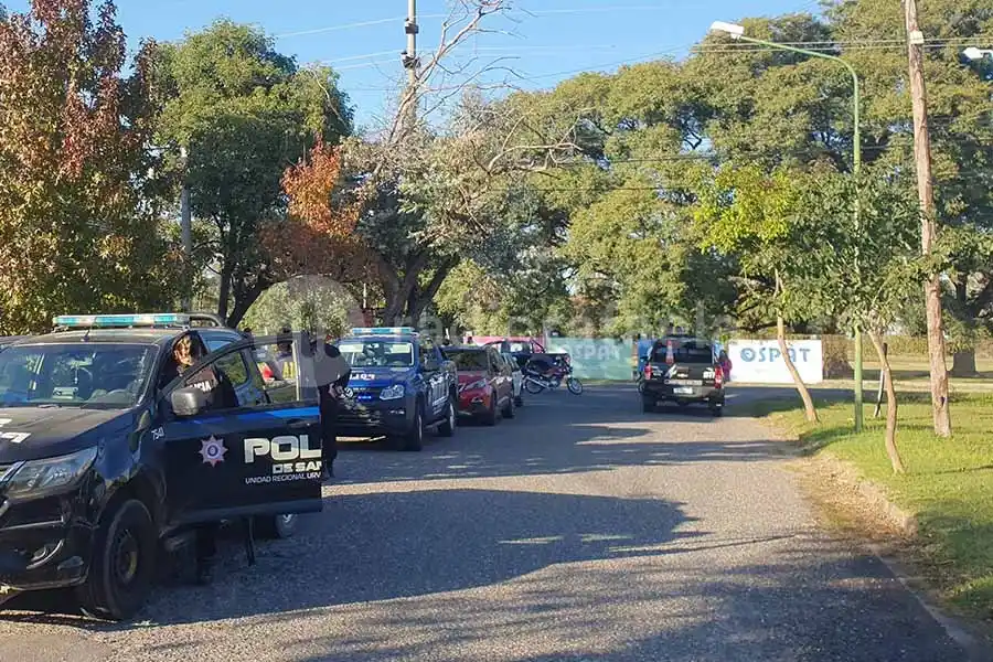 Robó una rueda, fue visto por vecinos y cuando la policía lo iba atrapar quiso huir