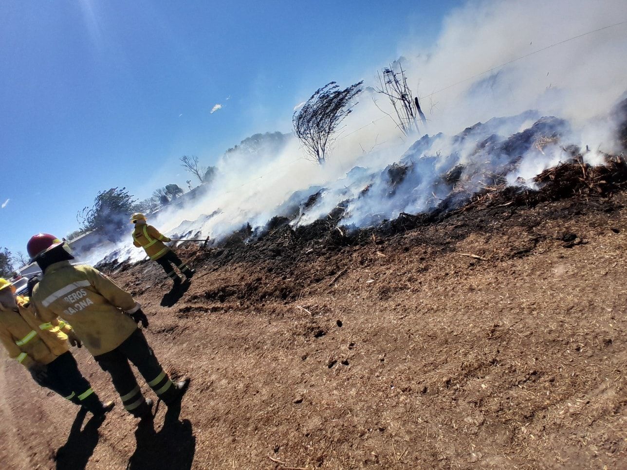 Bomberos de Santa Clara colaboraron en un incendio de rollos en Vila