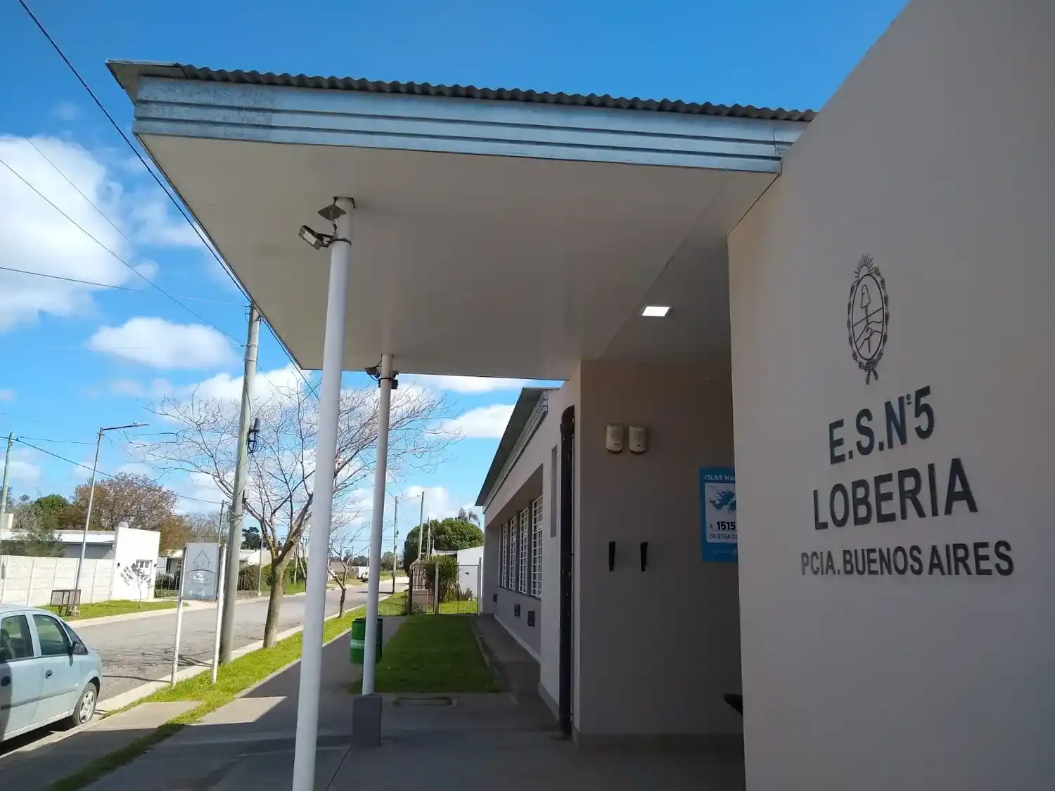 Fachada. De la Escuela Primaria N.º 5 de Lobería tras la finalización de las obras de mantenimiento